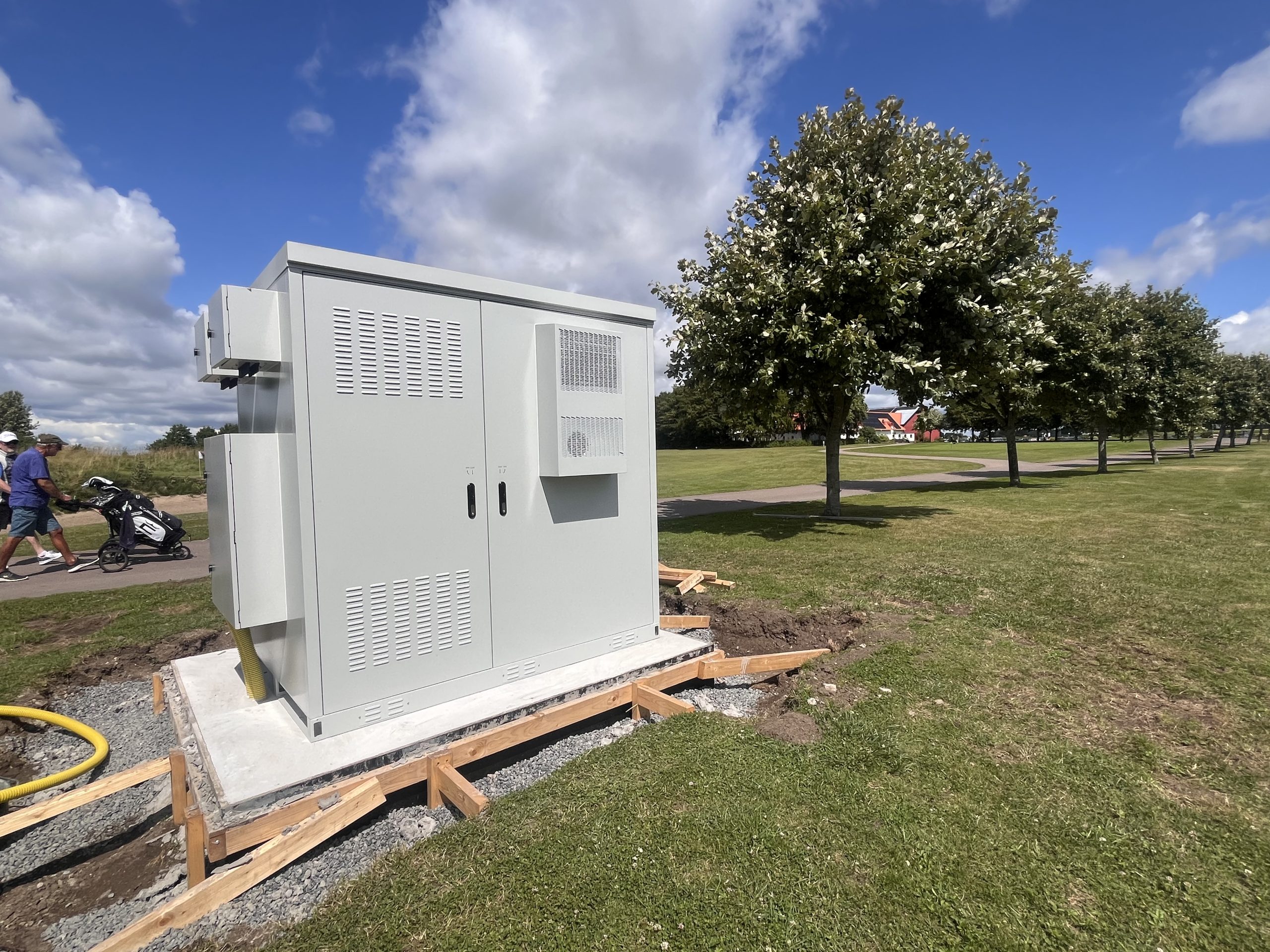 Ett vitt nyinstallerat LFP batteri på en åker.