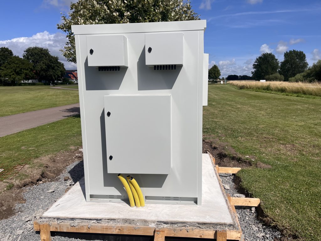 Sidan av en installation på en äng. 