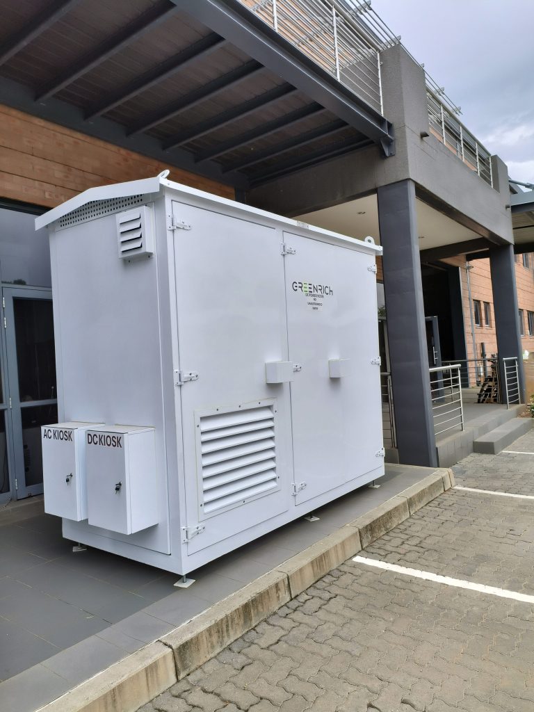 En vit låda installerad med ett LFB batteri.