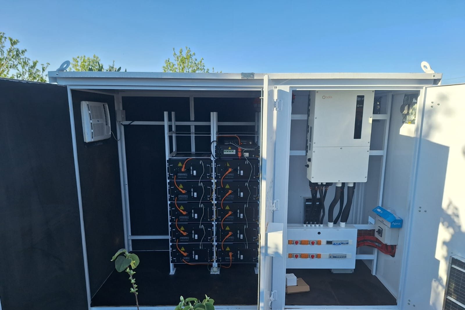 en installation av batteri utomhus.