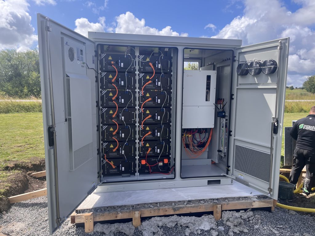 Ett batteri installerat utomhus för industri.