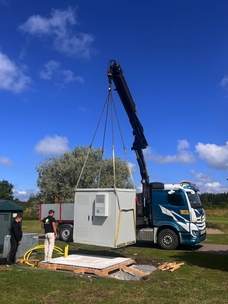 En lastbil levererar och installerar ett LFB batteri.